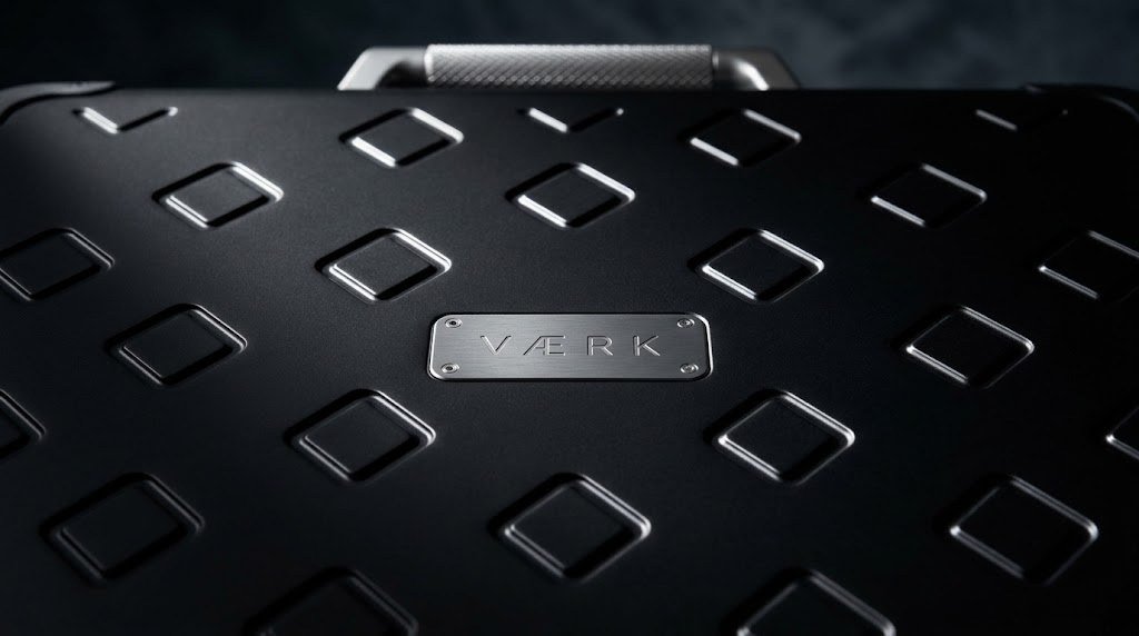 Brushed steel VÆRK plate on the diamond front